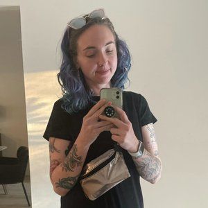 Meet your Posher! 💜✌🏻Jules